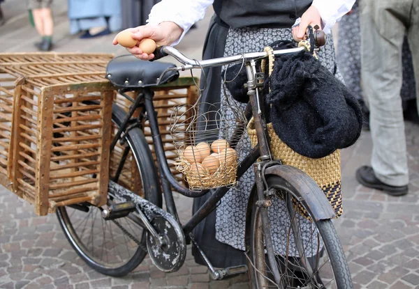 高齢者の女性の手で 2 つの新鮮な卵と自転車に — ストック写真