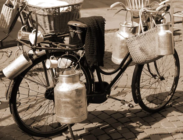 Bicicleta velha do milkman para transportar latas de leite — Fotografia de Stock