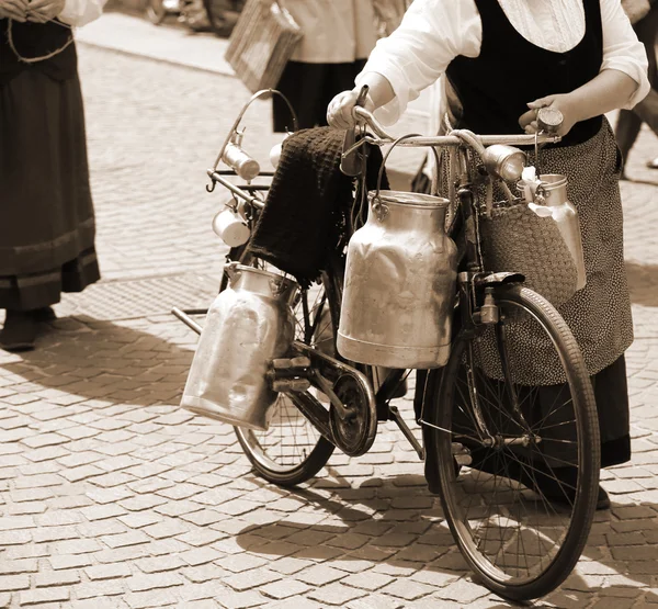 Latas de leite de alumínio transportadas na bicicleta velha — Fotografia de Stock