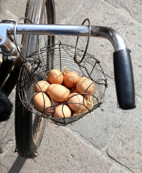 Cesta com muitos ovos frescos galinha — Fotografia de Stock