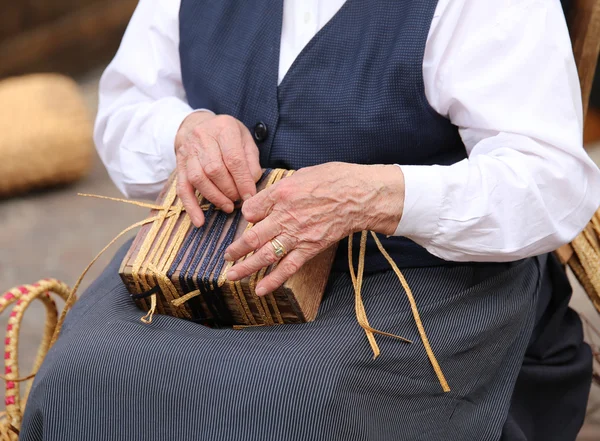 Seniorin beim Basteln eines Strohbeutels — Stockfoto