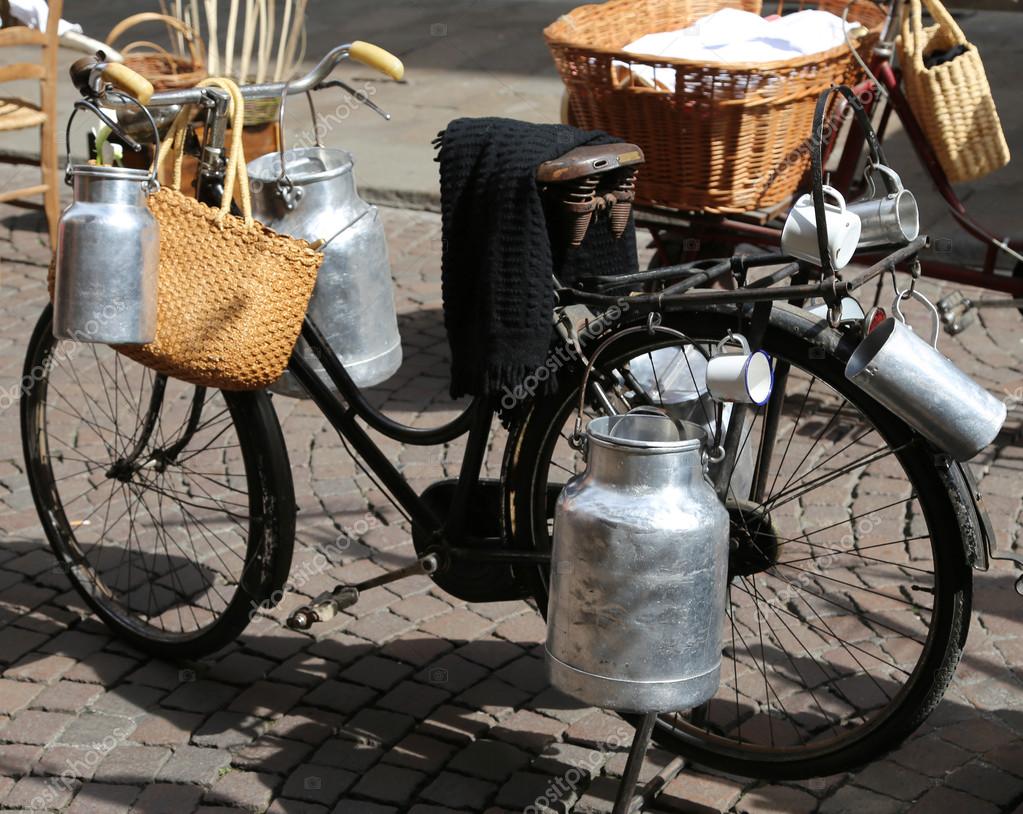 Las latas de leche transportadas en la bicicleta vieja del lechero