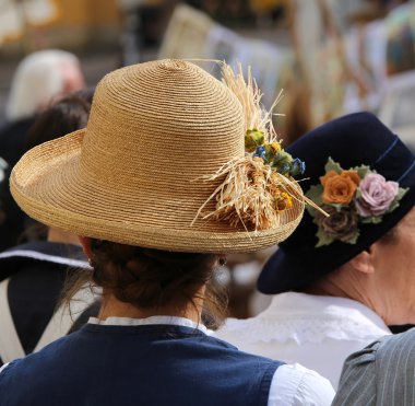 Mısır kulakları ile şapkalı kadın