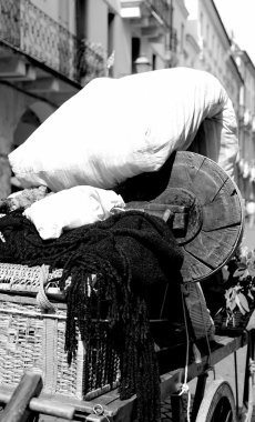 bir yatak ve yoksul göçmen ailesinin diğer öğeleri ile sepeti