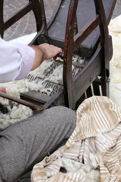 Carder durante la cardatura con macchina in legno per fare i materassi — Foto Stock