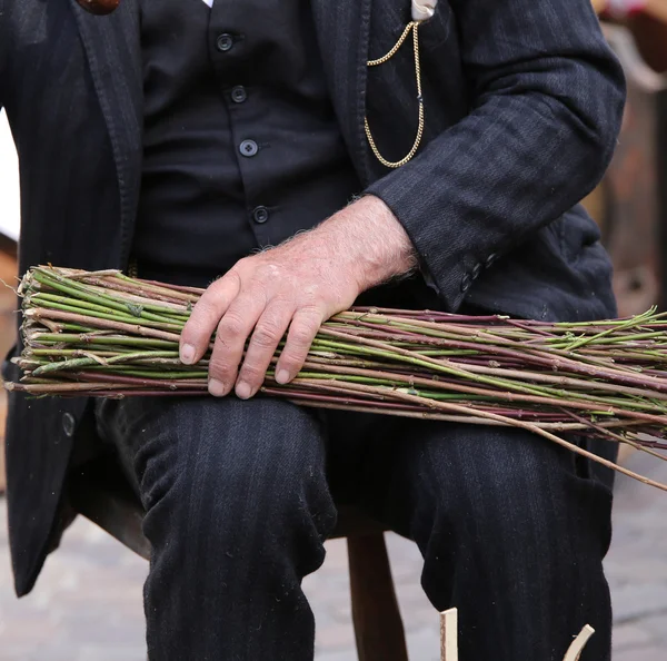 Starszy człowiek z dłoni zaciska paczkę paluszków — Zdjęcie stockowe