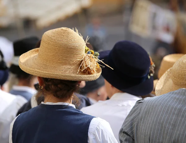 Женщина в соломенной шляпе в толпе — стоковое фото