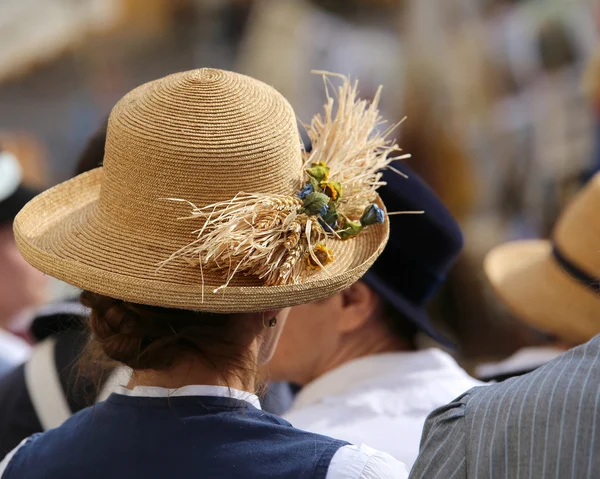 Mulher com chapéu de palha na multidão — Fotografia de Stock