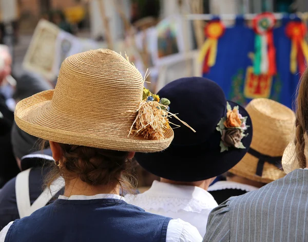 Mulher com chapéu de palha com espigas de milho — Fotografia de Stock