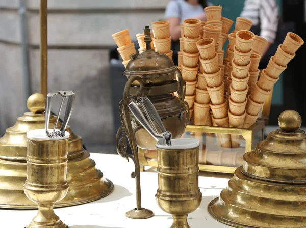 Cones de sorvete waffle doce no carrinho de sorvete em grande estilo — Fotografia de Stock