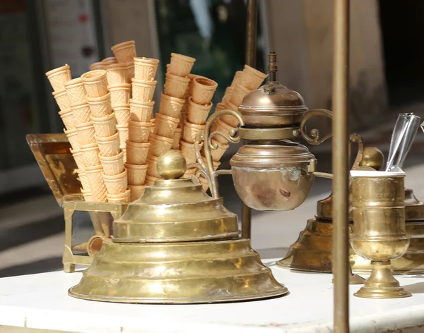 Doce waffle cones de sorvete no carrinho de sorvete em st antigo — Fotografia de Stock