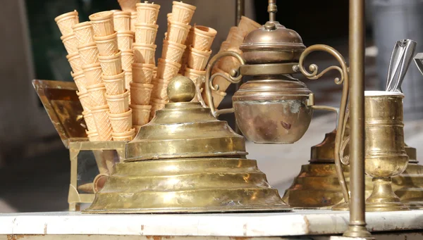 Cones de sorvete no carrinho de sorvete em estilo antigo — Fotografia de Stock