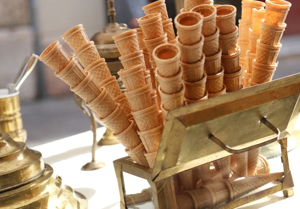 Cones de sorvete de waffle doce no carrinho de sorvete — Fotografia de Stock