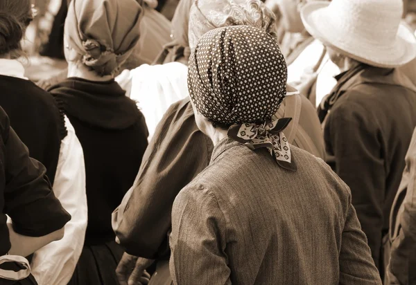 Menigten van ouderen en oudere vrouwen met oude kleren — Stockfoto