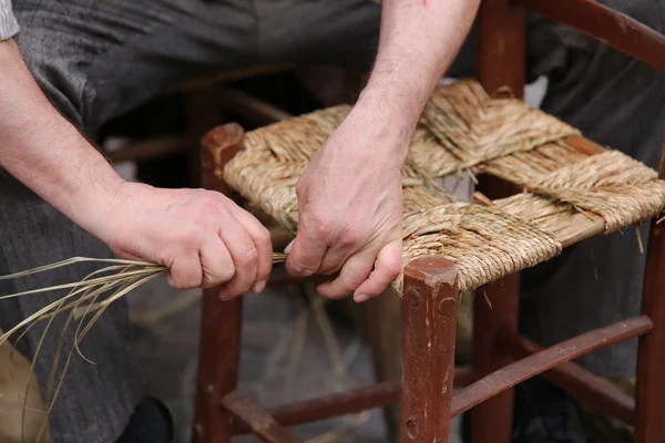 Eski ahşap sandalye saman süre ile üst düzey tamircisi barınaklar — Stok fotoğraf