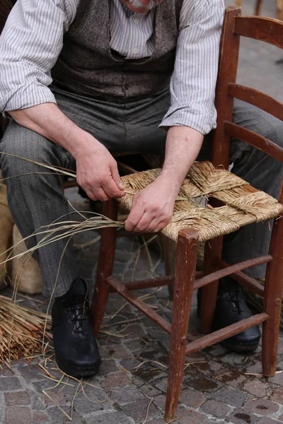 Hombre mender de sillas, mientras que la reparación de silla de madera vieja —  Fotos de Stock