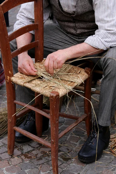 Old man mender of chairs — Stock Photo, Image