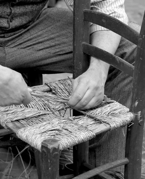 Viejo hombre mender de sillas mientras que la reparación de silla de madera vieja —  Fotos de Stock