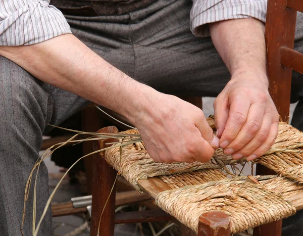 Mender de sillas al reparar una silla con paja —  Fotos de Stock