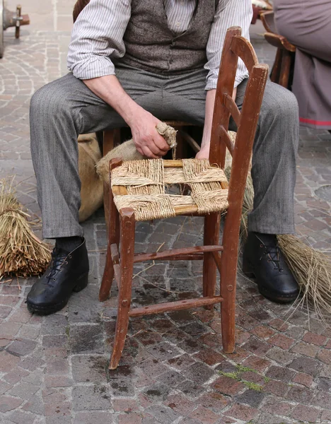 Mayores artesano mender de sillas con tejido paja refugios un chai —  Fotos de Stock