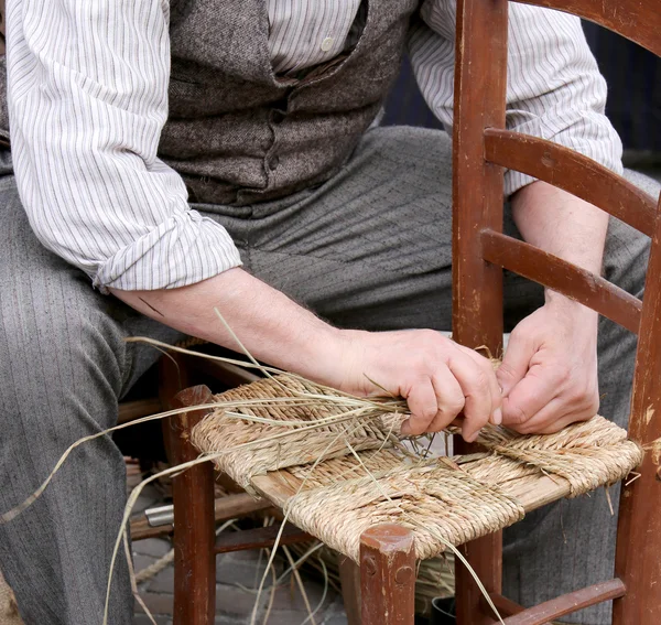 Manos de un anciano artesano mientras reparaba —  Fotos de Stock