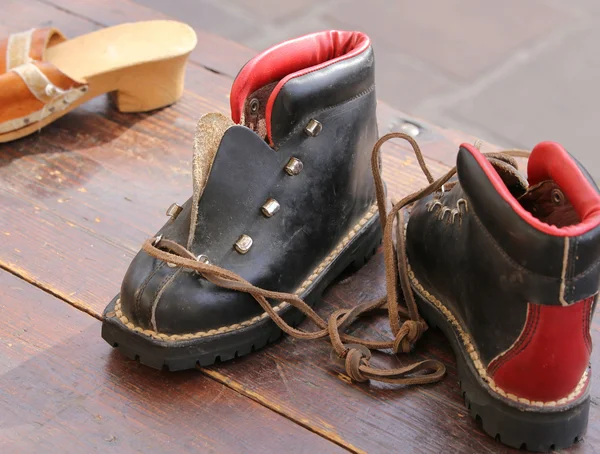 Zapatos viejos en cuero oscuro en el mercado de pulgas en la calle —  Fotos de Stock