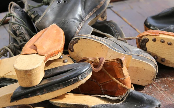 Muchos zapatos de cuero de un zapatero de calle —  Fotos de Stock