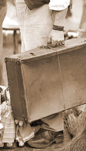 Pauvre immigrant avec vieille valise en cuir attendant l'embarquement — Photo