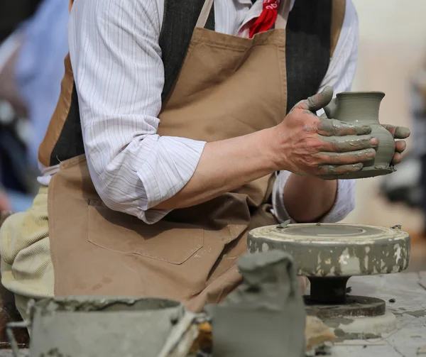 Potter, praca z tokarki podczas produkcji gliny garnek — Zdjęcie stockowe