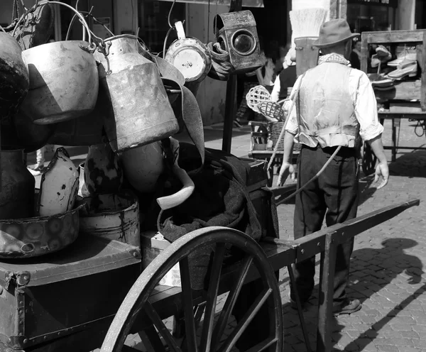 Vendedor de rua mais velho com um carrinho cheio de panelas — Fotografia de Stock