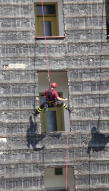 Yangın tatbikatı sırasında duvar rappelling dağcı itfaiyeci