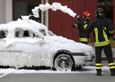 bir arabada bir yangın söndürmek için itfaiye egzersiz sırasında
