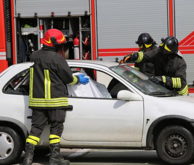 İtfaiyeciler eylem sonra trafik kazası 