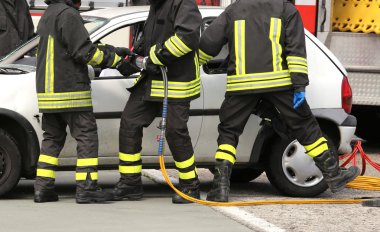 cesur itfaiye sonra bir trafik kazası bir yaralı rahatlatmak 