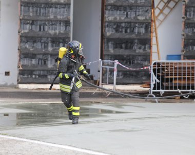 İtfaiyeciler solunum cihazları ve oksijen silindir ile çalışır