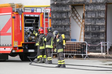 köknar tatbikat sırasında solunum cihazı ile itfaiye