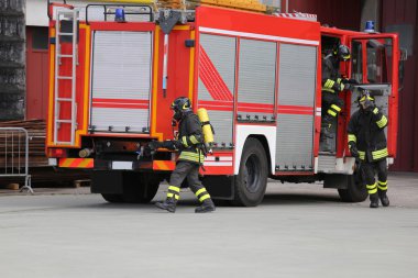 İtfaiye arabası ile birçok itfaiyeciler yangınla mücadele için