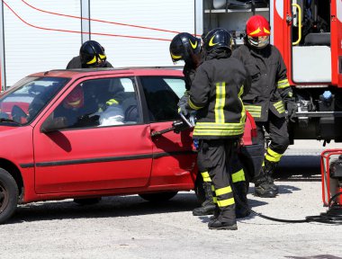 İtfaiyeci arabanın kapısını pnömatik makasıyla traff sonra açılır