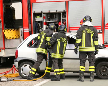 cesur itfaiye sonra bir trafik kazası bir yaralı rahatlatmak 