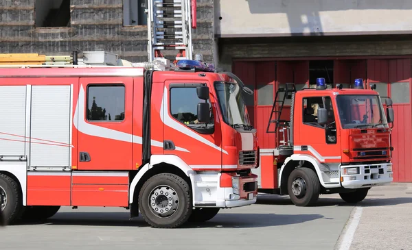 Két piros motor tűzoltókocsik Tűzriadó gyakorlat során — Stock Fotó