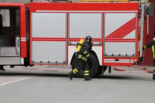 Пожарный во время тренировки с кислородным баллоном — стоковое фото