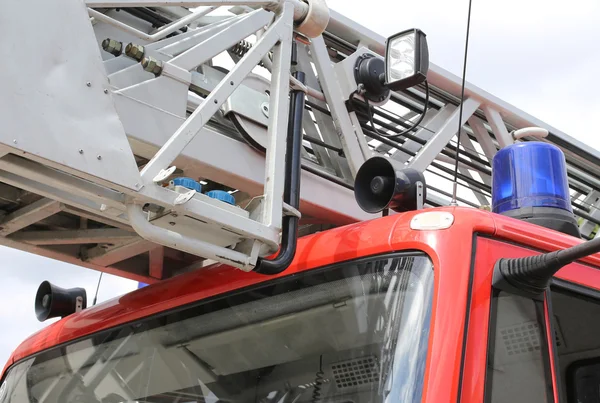 Camion dei pompieri rosso con sirena blu — Foto Stock