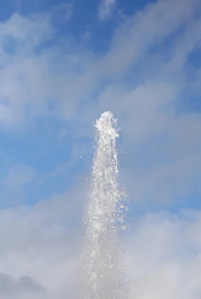Υψηλής νερού jet στο φόντο το μπλε του ουρανού — Φωτογραφία Αρχείου