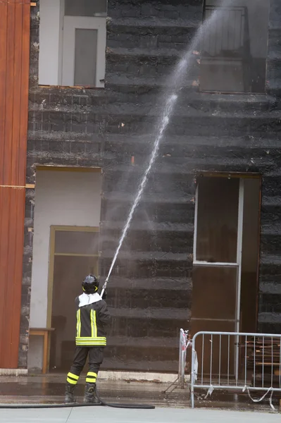 Strażacy ugaszony pożar w budynku podczas studiów — Zdjęcie stockowe