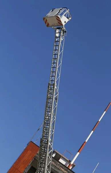 Hiss bur av brandbil med stora stege av brandmän — Stockfoto