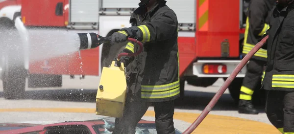 Pompiers avec l'extincteur pendant une séance d'entraînement — Photo