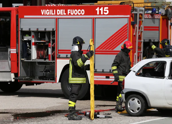 Pompiers sur les lieux de l'accident — Photo