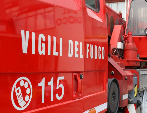 Grandes palabras VIGILI DEL FUOCO significa bomberos en camión de bomberos rojo —  Fotos de Stock