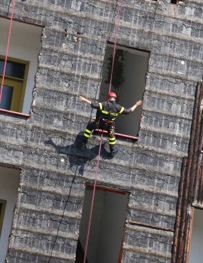 tırmanma duvarı sırasında yangın dril rappelling itfaiye