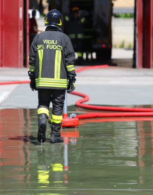 İtalyan itfaiyeci koruyucu üniforma ve kafasında kask ile